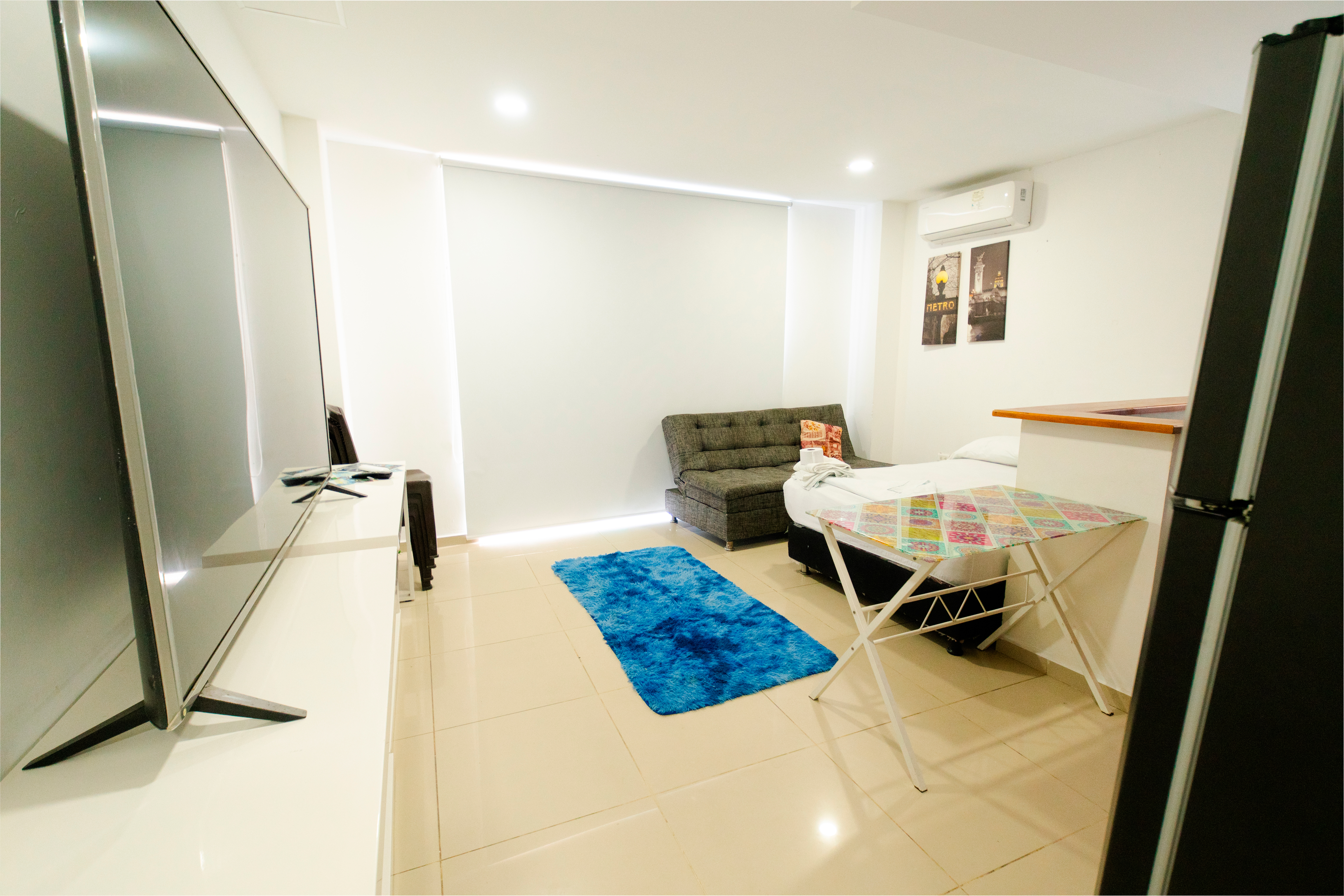 Sala moderna con tapete azul